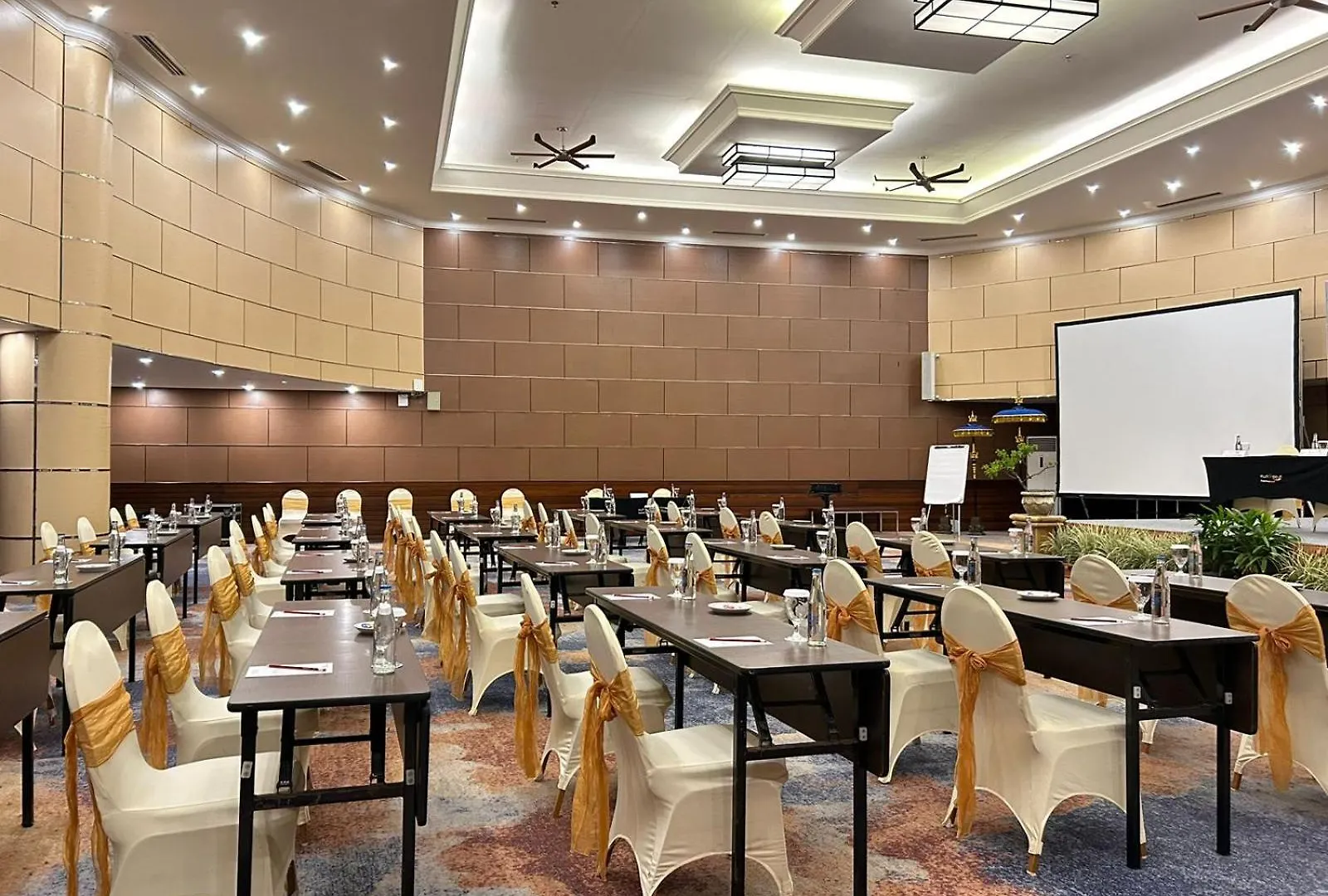 Kutabex Beachfront Hotel