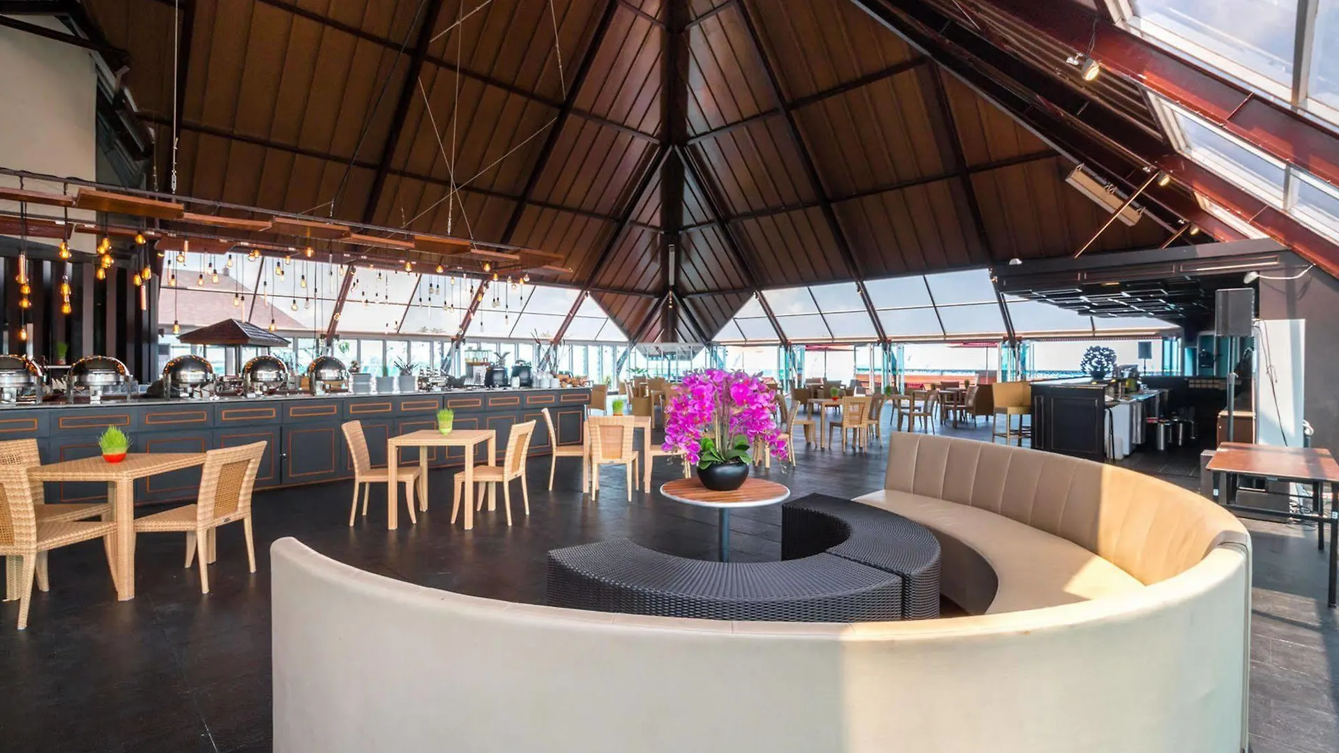 Kutabex Beachfront Hotel